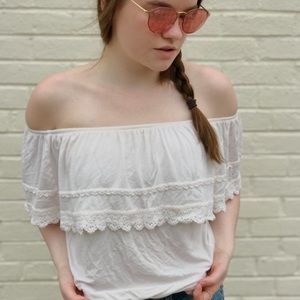 Off the shoulder Hollister top! 💛🌙